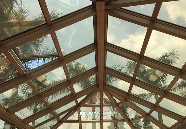 現代切り妻屋根のSunroomの屋外の伽藍天井のSunroomを予約しました 3